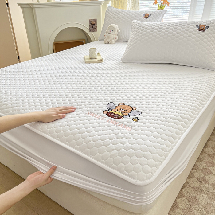 91家纺网 家纺一手货源 找家纺 九亭家纺 2024新款A类大豆刺绣夹棉床笠 蜜罐熊-奶白