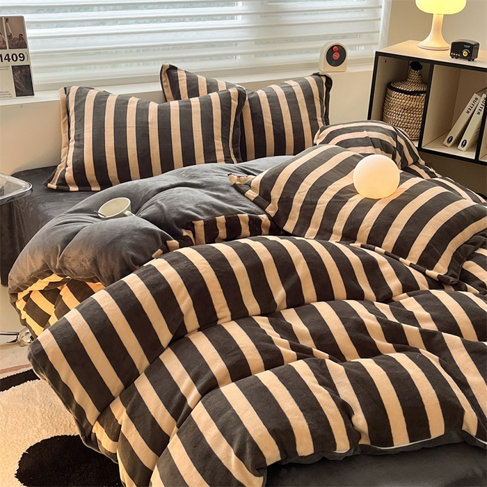 91家纺网 家纺一手货源 找家纺 启程家纺 2024新款无印风A类牛奶绒四件套 条纹-棕灰