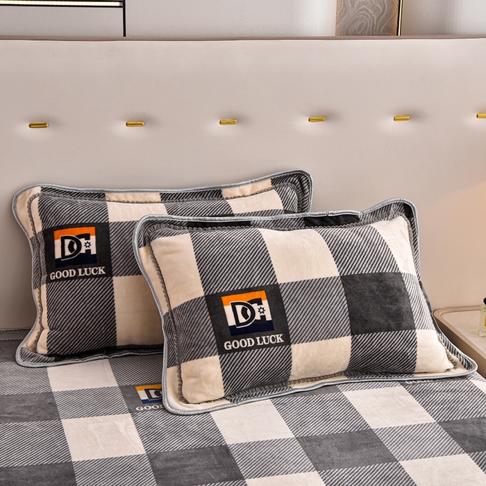 91家纺网 家纺一手货源 找家纺 德比尔斯 2025新款牛奶绒床裙四件套8-9斤法莱绒直播爆款日产2万套灰大格