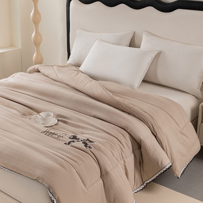 91家纺网 家纺一手货源 找家纺 爱宝被业 2024新款糯糯棉绣花纤维被 奶油咖