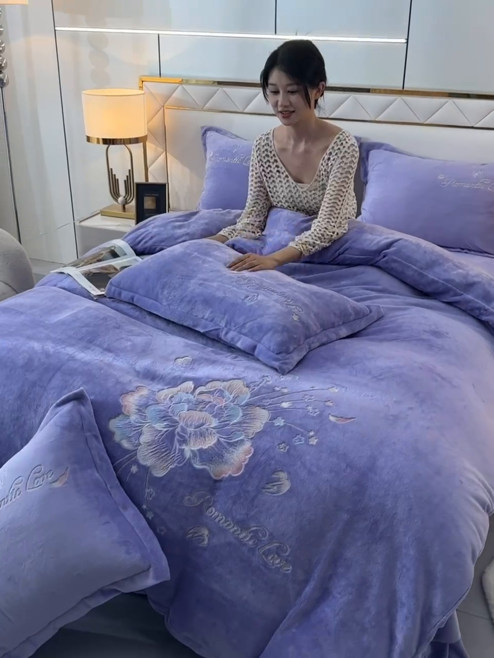 91家纺网 家纺一手货源 找家纺 绒小宣 2025新款高克重牛奶绒刺绣四件套 花开富贵-浅夏紫