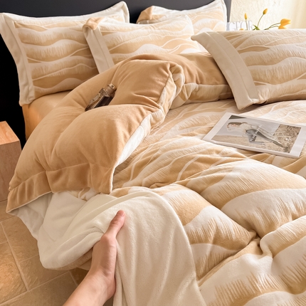 91家纺网 家纺一手货源 找家纺 （总）2024新款宽边大拼角雕花绒牛奶绒四件套