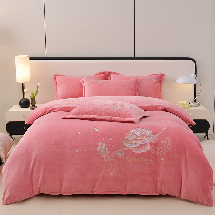 91家纺网 家纺一手货源 找家纺 绒小宣 2025新款高克重牛奶绒刺绣四件套 蝶恋花-芍药粉