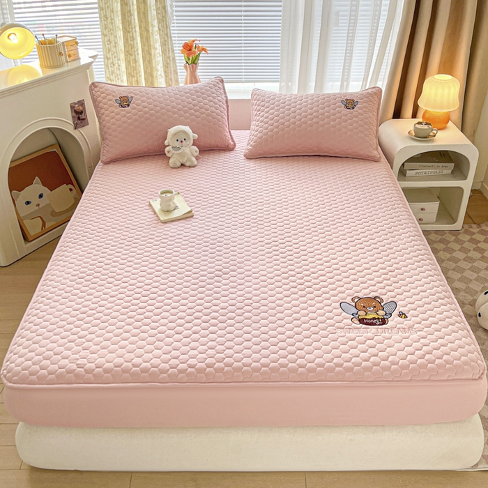 91家纺网 家纺一手货源 找家纺 九亭家纺 2024新款A类大豆刺绣夹棉床笠 蜜罐熊-莱茵粉