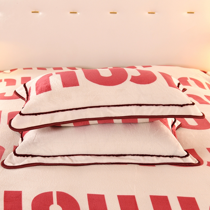 91家纺网 家纺一手货源 找家纺 爱洛家纺 2024新款高克重牛奶绒印花四件套 字母派对