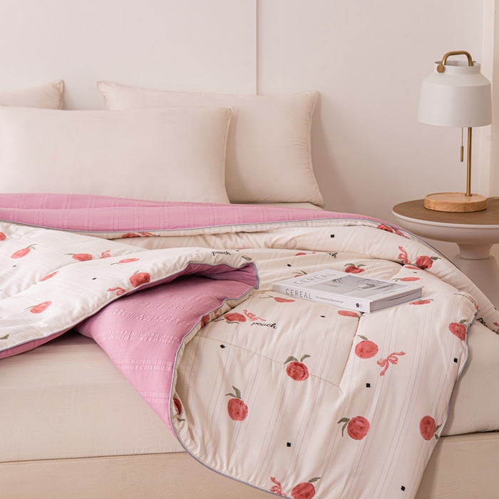 91家纺网 家纺一手货源 找家纺 爱宝被业 2024新款提花云纱棉印花被 蜜桃之恋