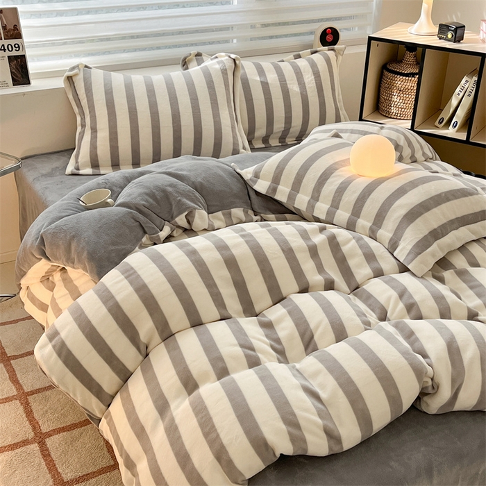 91家纺网 家纺一手货源 找家纺 启程家纺 2024新款无印风A类牛奶绒四件套 条纹-浅灰