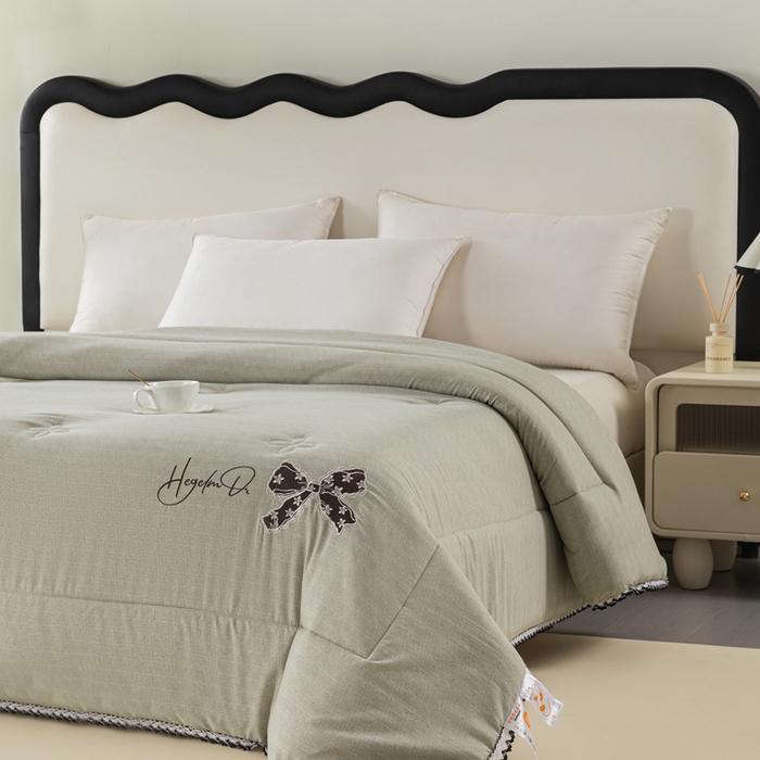 91家纺网 家纺一手货源 找家纺 爱宝被业 2024新款糯糯棉绣花纤维被 豆蔻绿