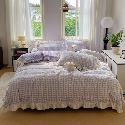 91家纺网 家纺一手货源 找家纺 桃子家居 2024新款A类高克重230克3D立体雕花烂花提花千鸟格少女花边款简单款牛奶绒四件套 绒花边烂花-千鸟格浅紫