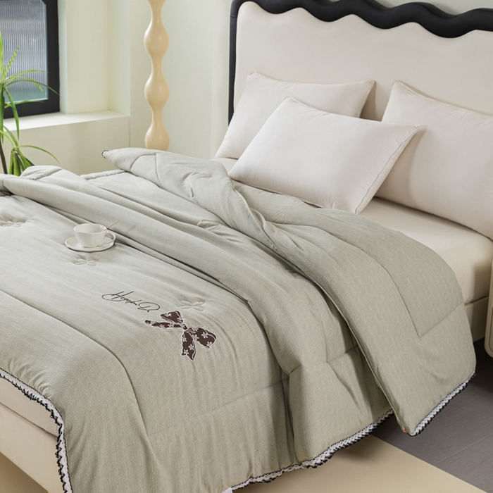 91家纺网 家纺一手货源 找家纺 爱宝被业 2024新款糯糯棉绣花纤维被 豆蔻绿