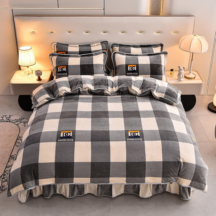 91家纺网 家纺一手货源 找家纺 德比尔斯 2025新款牛奶绒床裙四件套8-9斤法莱绒直播爆款日产2万套灰大格