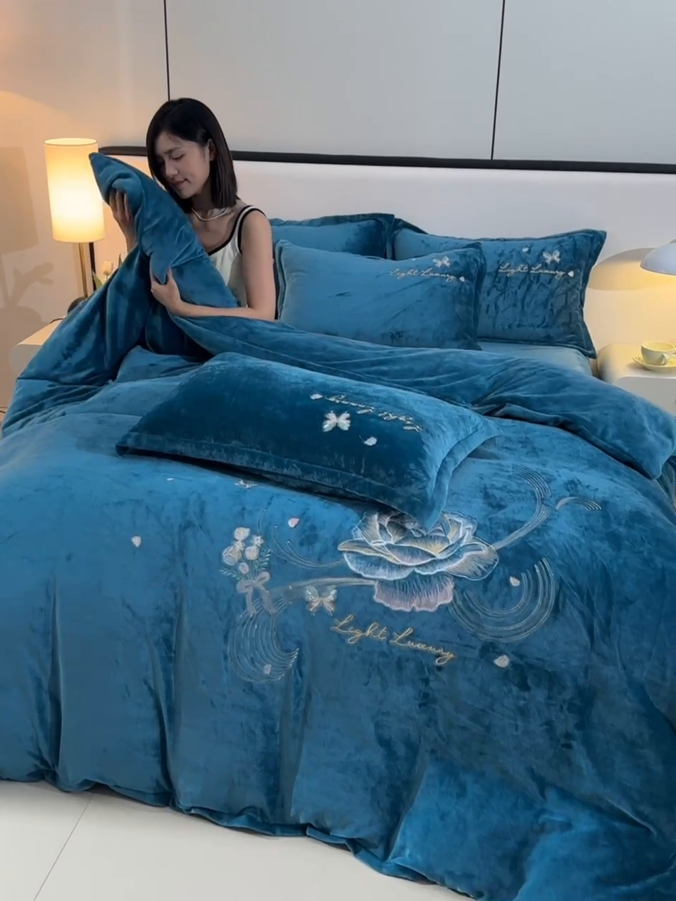 91家纺网 家纺一手货源 找家纺 绒小宣 2025新款高克重牛奶绒刺绣四件套 蝶恋花-晴山蓝