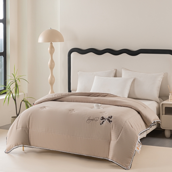 91家纺网 家纺一手货源 找家纺 爱宝被业 2024新款糯糯棉绣花纤维被 奶油咖