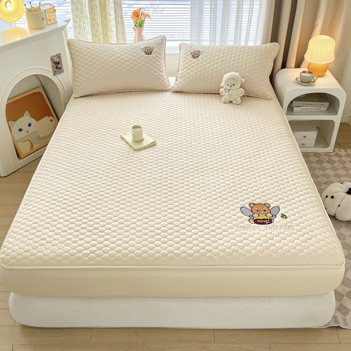 91家纺网 家纺一手货源 找家纺 九亭家纺 2024新款A类大豆刺绣夹棉床笠 蜜罐熊-奶油咖