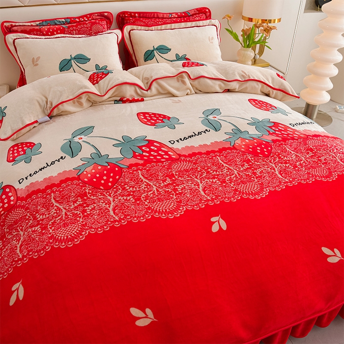 91家纺网 家纺一手货源 找家纺 爱洛家纺 2024新款高克重牛奶绒印花四件套 草莓物语