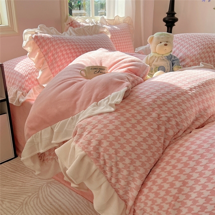 桃子家居 2024新款A类高克重230克3D立体雕花烂花提花千鸟格少女花边款简单款牛奶绒四件套 绒花边烂花-千鸟格奶油粉