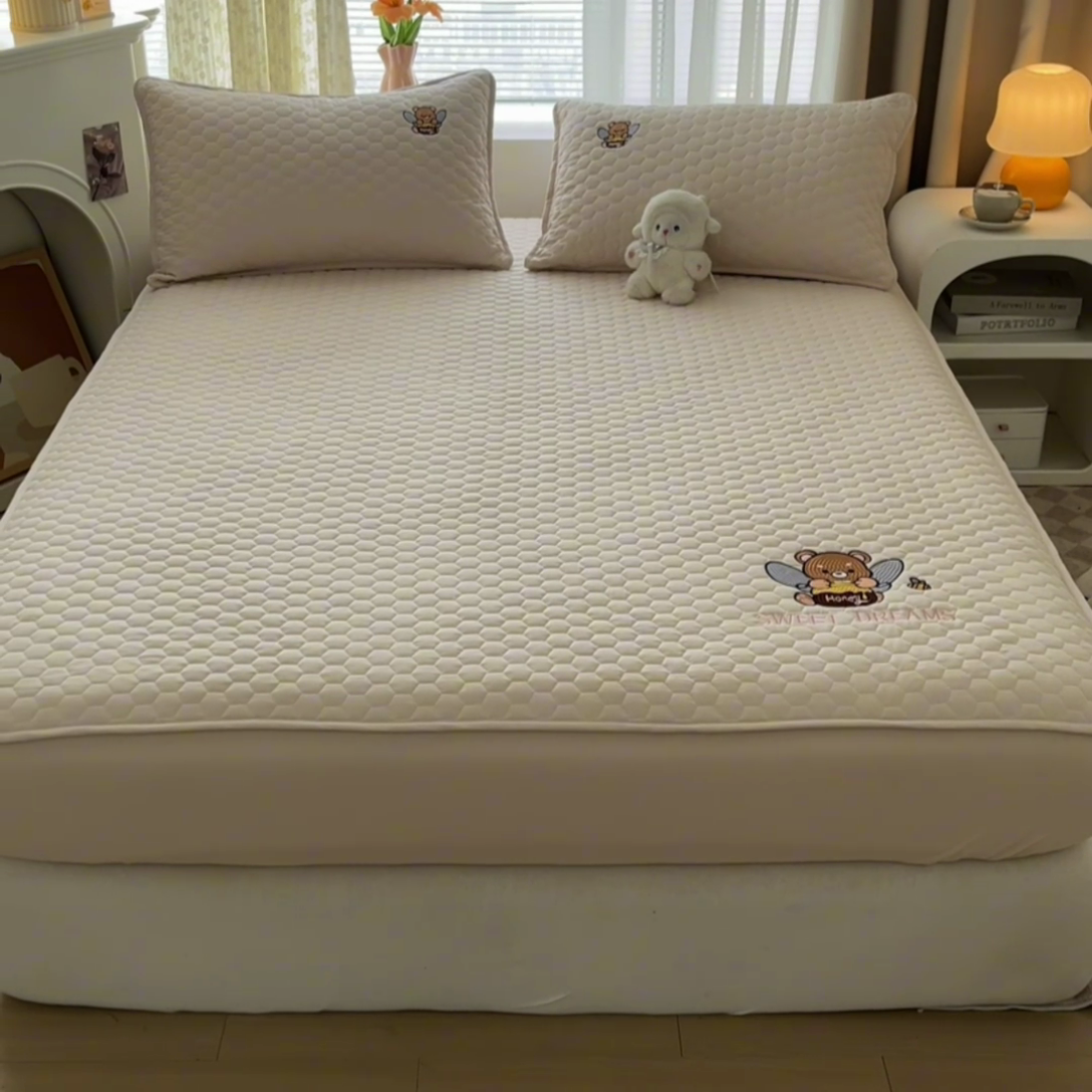 91家纺网 家纺一手货源 找家纺 九亭家纺 2024新款A类大豆刺绣夹棉床笠 蜜罐熊-奶油咖