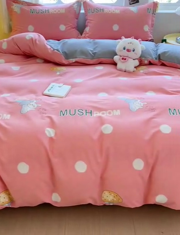 91家纺网 家纺一手货源 找家纺 2024新款全棉印花磨毛系列四件套 雨季蘑菇