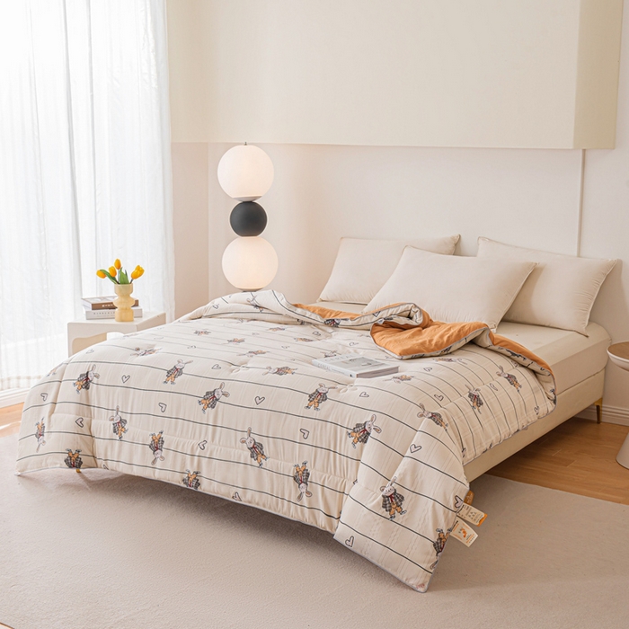 91家纺网 家纺一手货源 找家纺 爱宝被业 2024新款提花云纱棉印花被 时尚兔