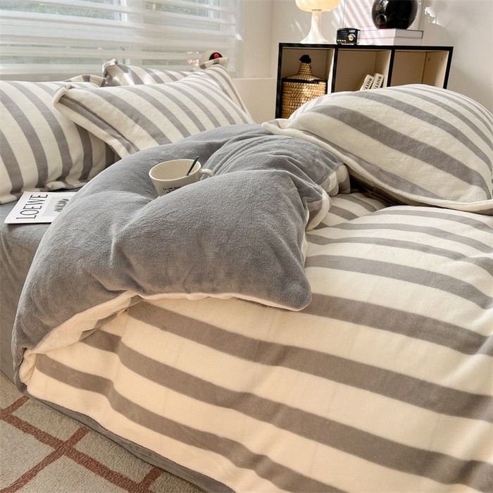 91家纺网 家纺一手货源 找家纺 启程家纺 2024新款无印风A类牛奶绒四件套 条纹-浅灰