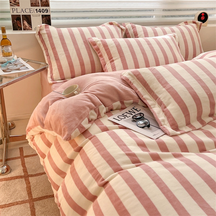 91家纺网 家纺一手货源 找家纺 启程家纺 2024新款无印风A类牛奶绒四件套 条纹-奶油粉