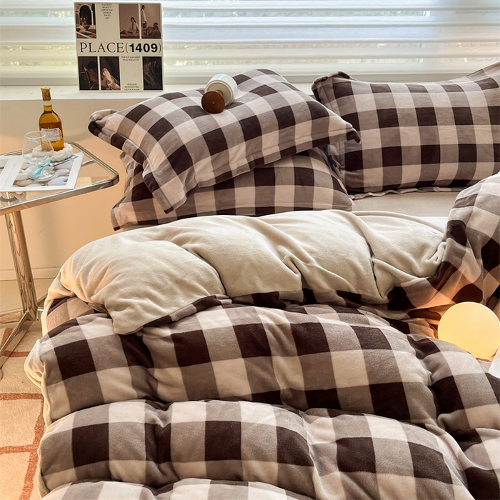91家纺网 家纺一手货源 找家纺 启程家纺 2024新款无印风A类牛奶绒四件套 大格子-棕灰