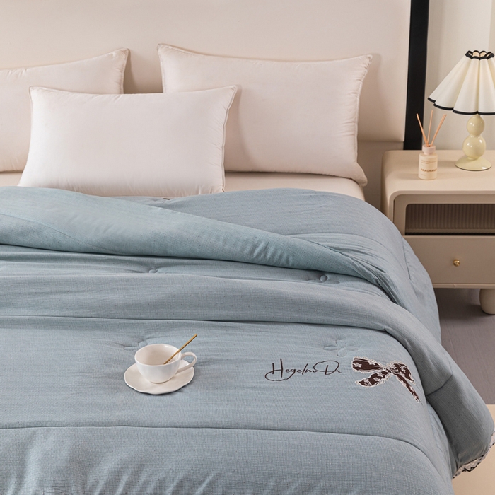 91家纺网 家纺一手货源 找家纺 爱宝被业 2024新款糯糯棉绣花纤维被 浅灰蓝