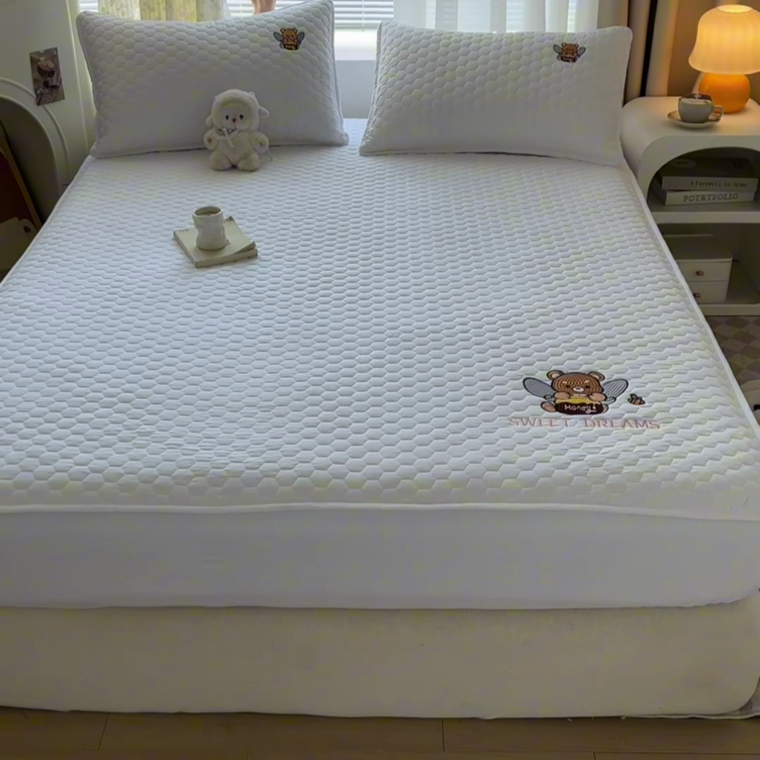 91家纺网 家纺一手货源 找家纺 九亭家纺 2024新款A类大豆刺绣夹棉床笠 蜜罐熊-奶白