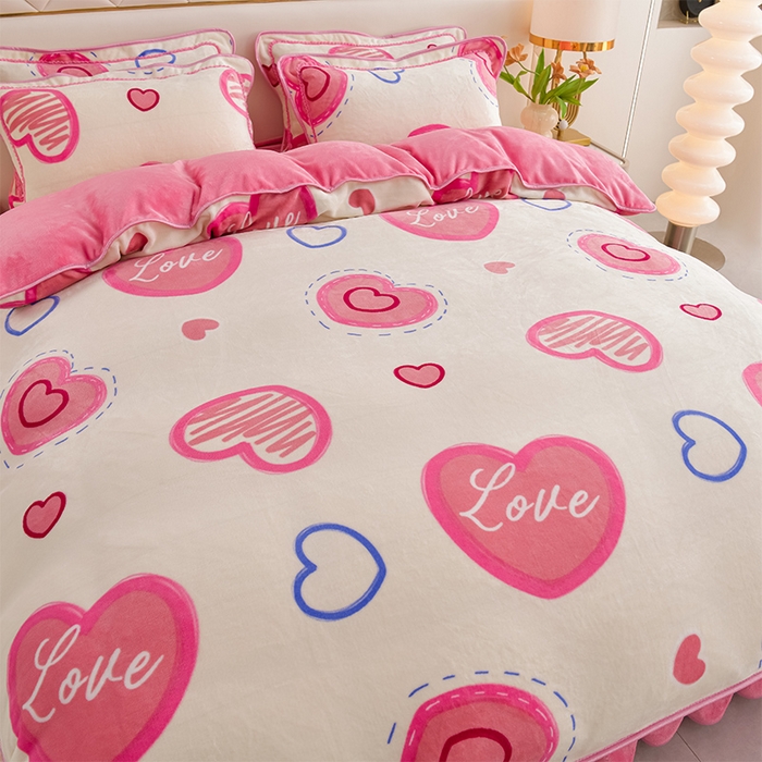 91家纺网 家纺一手货源 找家纺 爱洛家纺 2024新款高克重牛奶绒印花四件套 心心相印