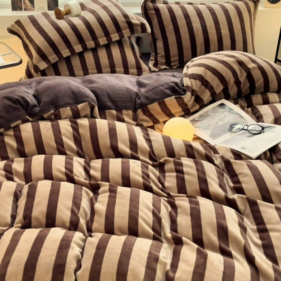 91家纺网 家纺一手货源 找家纺 启程家纺 2024新款无印风A类牛奶绒四件套 条纹-咖