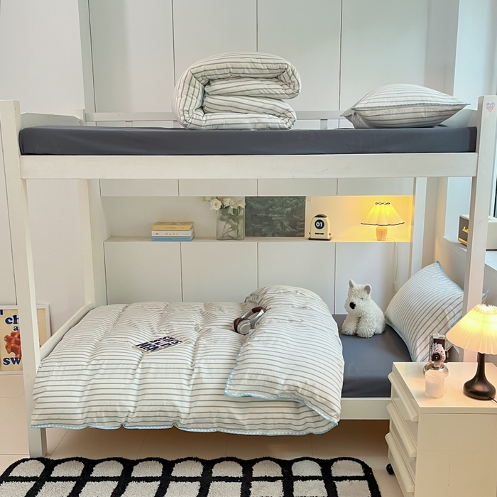 91家纺网 家纺一手货源 找家纺 吉象家纺 2025新款全棉水洗棉三角针学生三件套四件套 时光-浅蓝