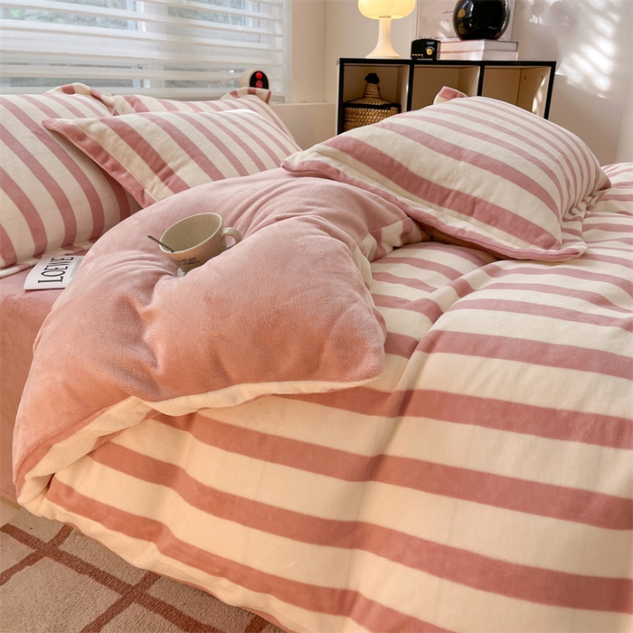 91家纺网 家纺一手货源 找家纺 启程家纺 2024新款无印风A类牛奶绒四件套 条纹-奶油粉