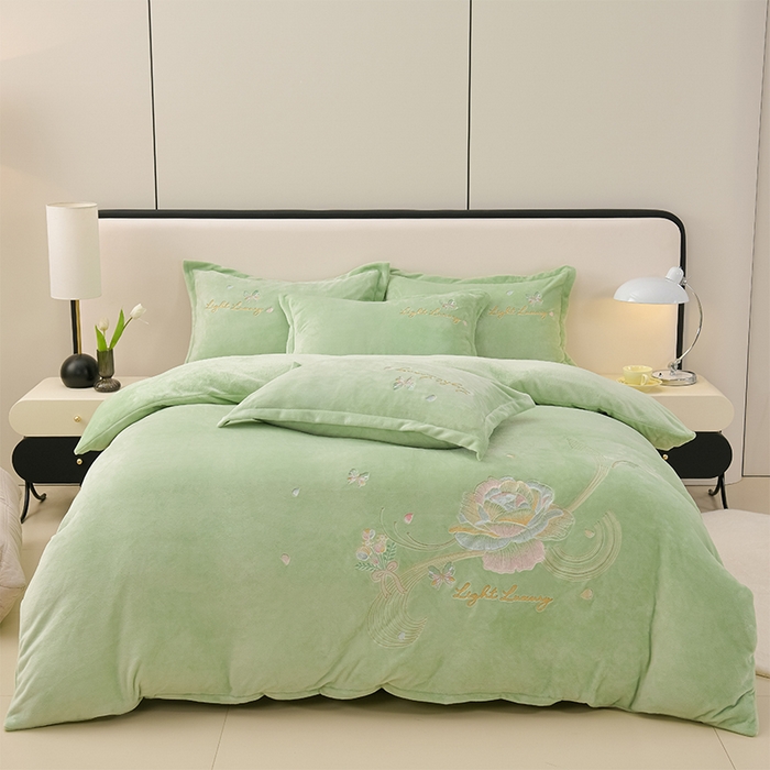 91家纺网 家纺一手货源 找家纺 绒小宣 2025新款高克重牛奶绒刺绣四件套 蝶恋花-木果绿