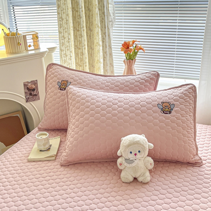 91家纺网 家纺一手货源 找家纺 九亭家纺 2024新款A类大豆刺绣夹棉床笠 蜜罐熊-莱茵粉