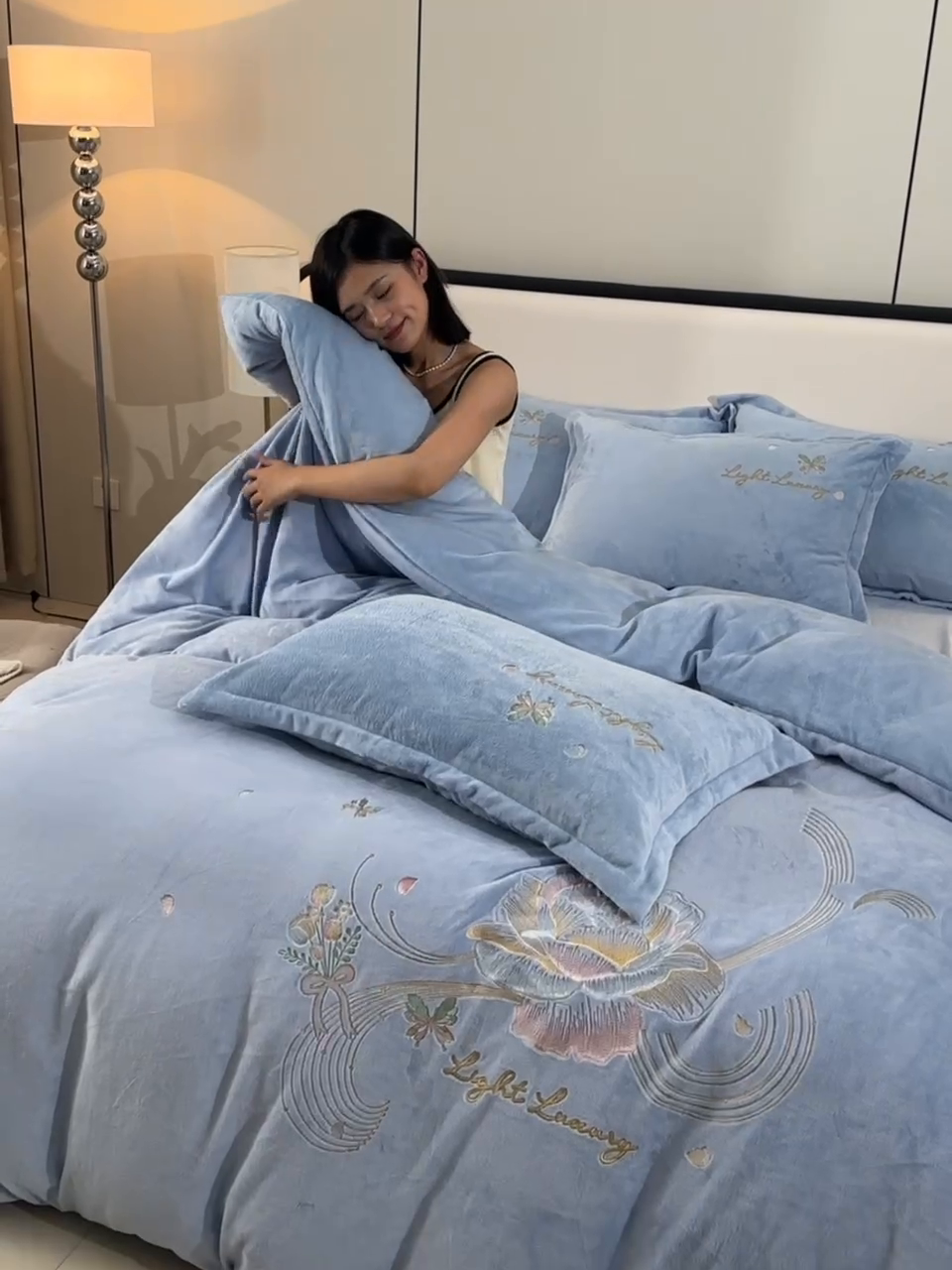 91家纺网 家纺一手货源 找家纺 绒小宣 2025新款高克重牛奶绒刺绣四件套 蝶恋花-天空兰