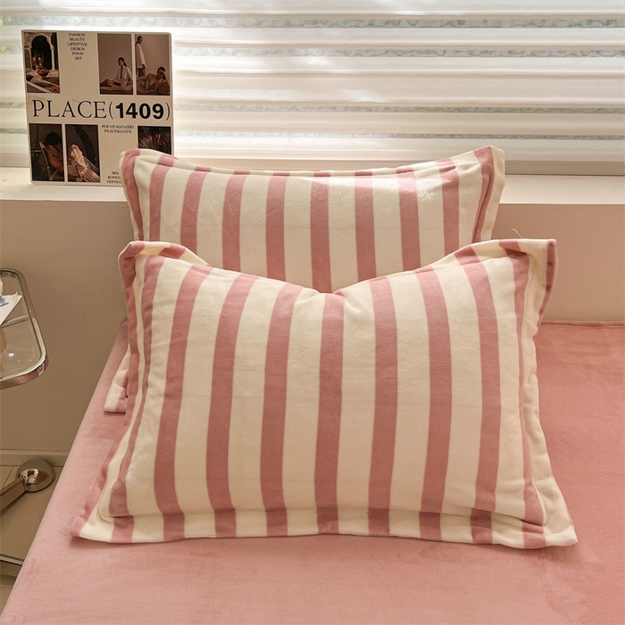 91家纺网 家纺一手货源 找家纺 启程家纺 2024新款无印风A类牛奶绒四件套 条纹-奶油粉