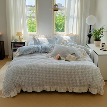 91家纺网 家纺一手货源 找家纺 桃子家居 2024新款A类高克重230克3D立体雕花烂花提花千鸟格少女花边款简单款牛奶绒四件套 绒花边烂花-千鸟格天蓝