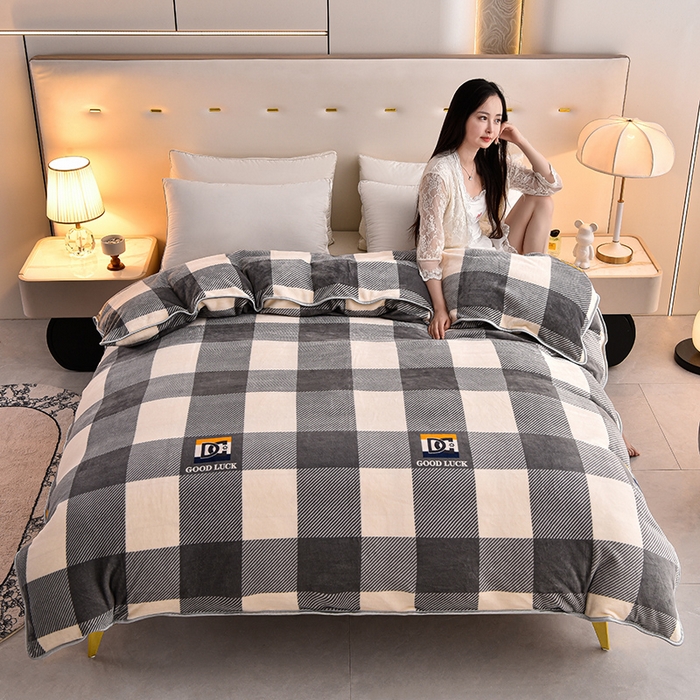 91家纺网 家纺一手货源 找家纺 德比尔斯 2025新款牛奶绒床裙四件套8-9斤法莱绒直播爆款日产2万套灰大格