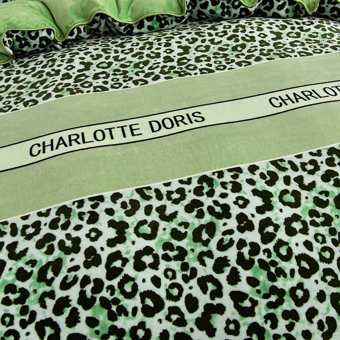 91家纺网 家纺一手货源 找家纺 德比尔斯 2025新款牛奶绒床裙四件套8-9斤法莱绒直播爆款日产2万套豹纹-绿