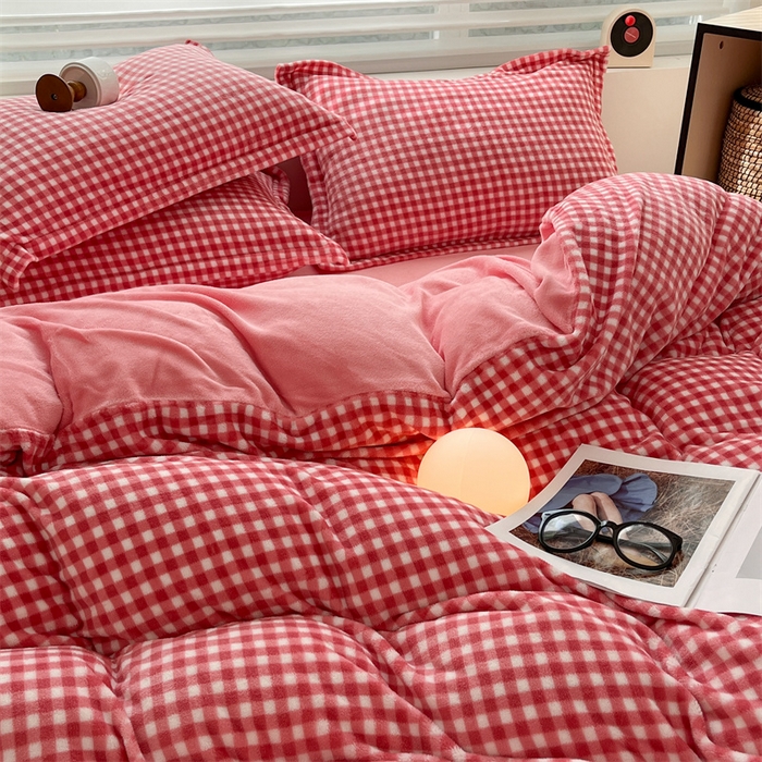 91家纺网 家纺一手货源 找家纺 启程家纺 2024新款无印风A类牛奶绒四件套 小格子-西瓜红