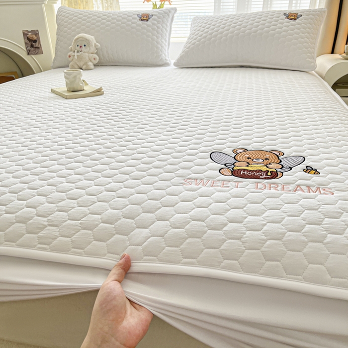 91家纺网 家纺一手货源 找家纺 九亭家纺 2024新款A类大豆刺绣夹棉床笠 蜜罐熊-奶白