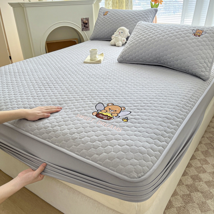 91家纺网 家纺一手货源 找家纺 九亭家纺 2024新款A类大豆刺绣夹棉床笠 蜜罐熊-浅灰