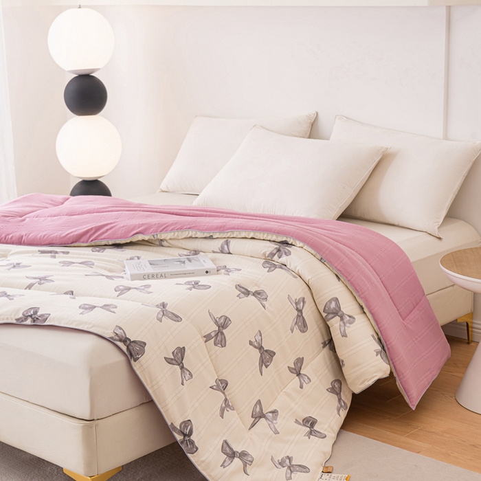 91家纺网 家纺一手货源 找家纺 爱宝被业 2024新款提花云纱棉印花被 蝴蝶结