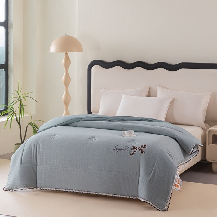 91家纺网 家纺一手货源 找家纺 爱宝被业 2024新款糯糯棉绣花纤维被 浅灰蓝