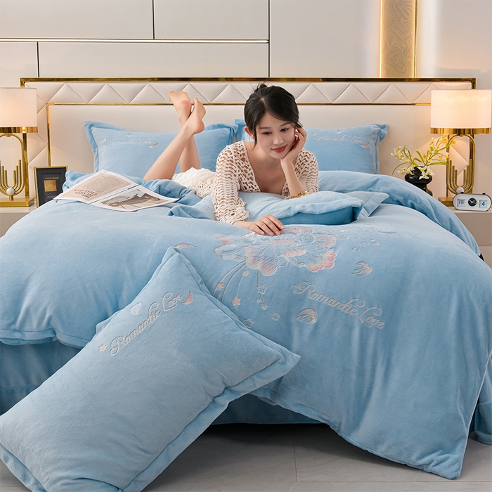 91家纺网 家纺一手货源 找家纺 绒小宣 2025新款高克重牛奶绒刺绣四件套 花开富贵-天空兰