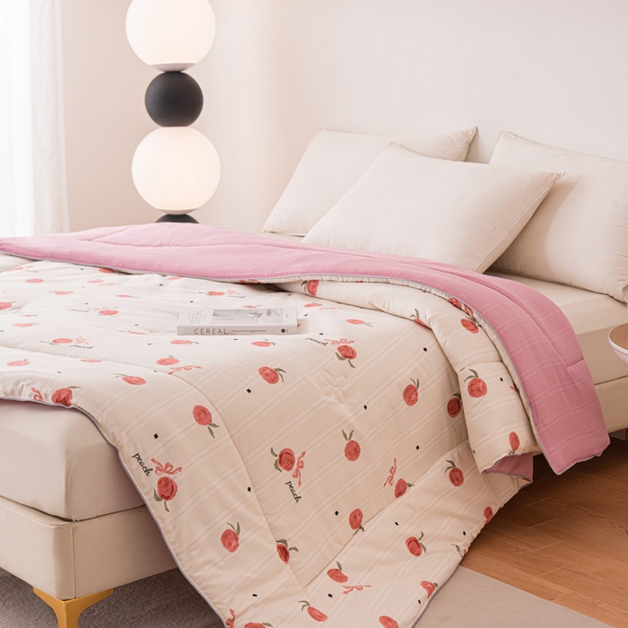 91家纺网 家纺一手货源 找家纺 爱宝被业 2024新款提花云纱棉印花被 蜜桃之恋