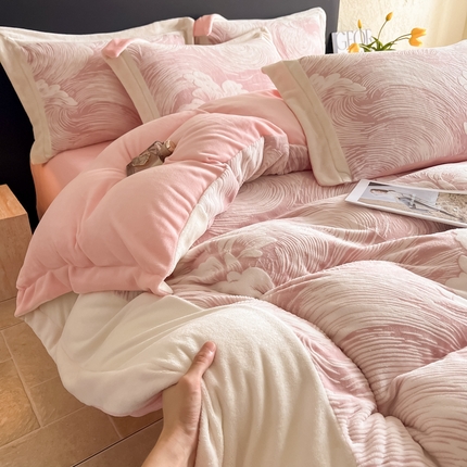 91家纺网 家纺一手货源 找家纺 （总）2024新款宽边大拼角雕花绒牛奶绒四件套