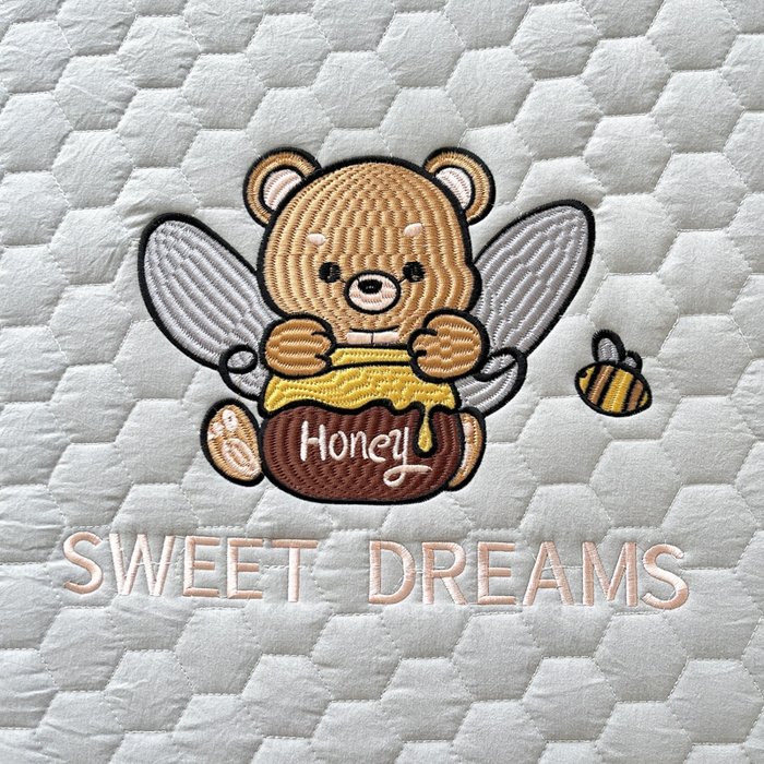 91家纺网 家纺一手货源 找家纺 九亭家纺 2024新款A类大豆刺绣夹棉床笠 蜜罐熊-浅灰