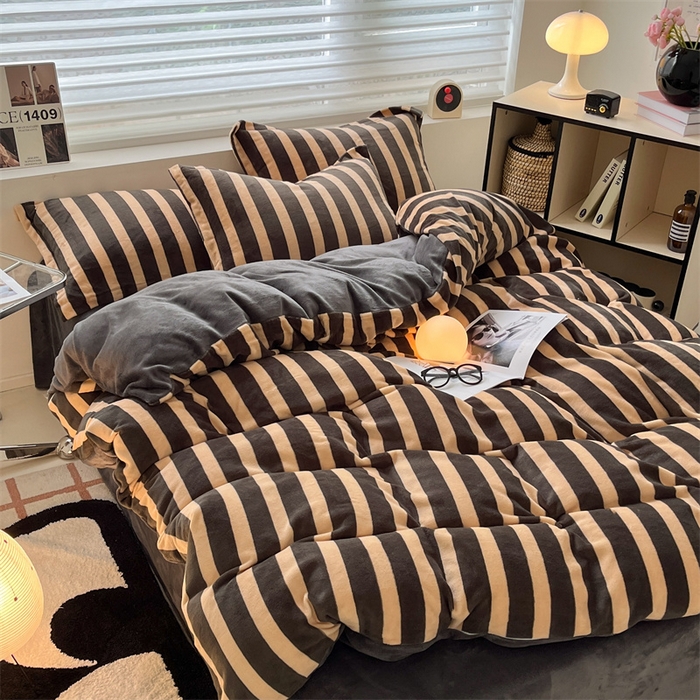 91家纺网 家纺一手货源 找家纺 启程家纺 2024新款无印风A类牛奶绒四件套 条纹-棕灰