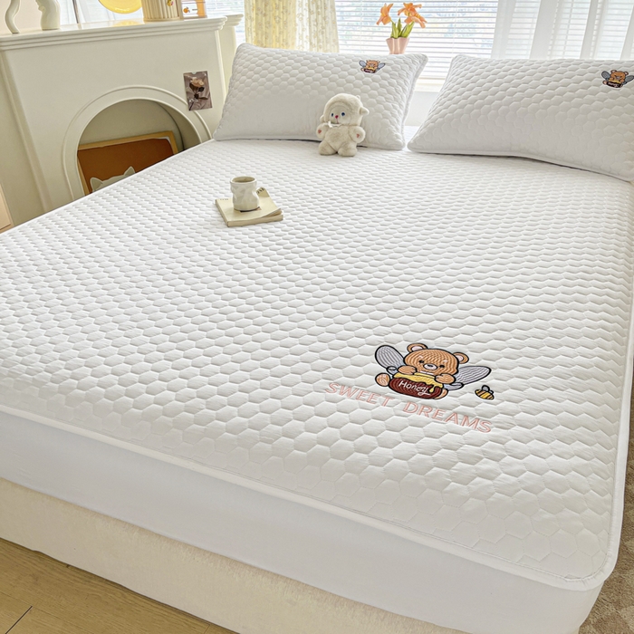 91家纺网 家纺一手货源 找家纺 九亭家纺 2024新款A类大豆刺绣夹棉床笠 蜜罐熊-奶白